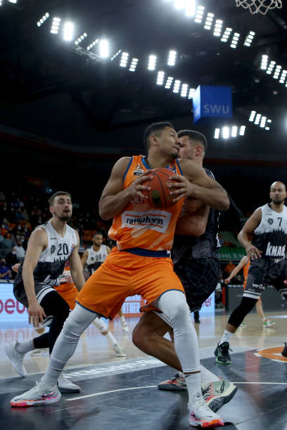 展示了他在 展示了他在